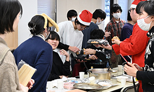 クリスマス会に参加中の生徒写真