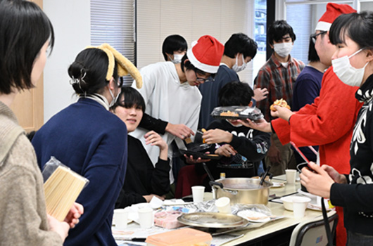 クリスマス会に参加中の生徒写真